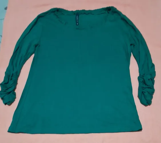 Blusa manga longa verde com detalhes