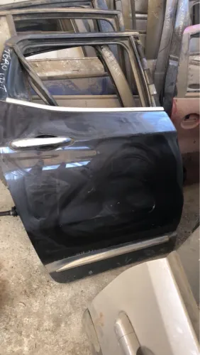 W porta traseira direita da Fiat toro