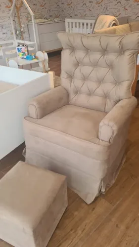 Poltrona amamentação balanço com puff