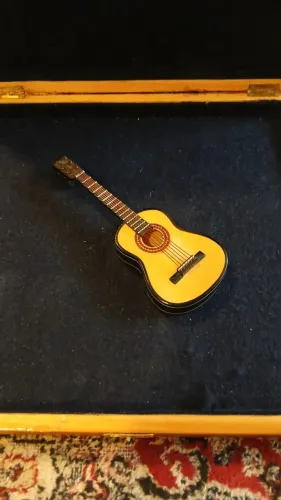Miniatura de violão