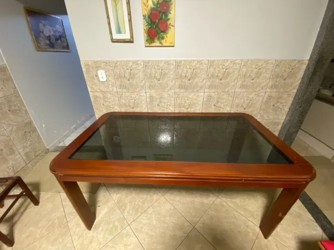 Mesa de madeira com tampa de vidro.