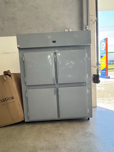 Cervejeira 4 portas com prateleiras inox Nova