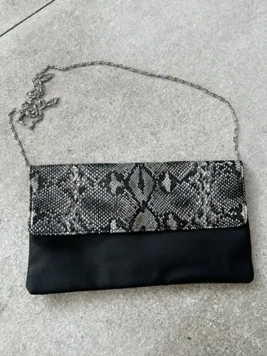 Bolsa Clutch Preta Couro Sintético com Detalhe Animal Print