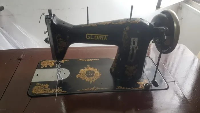 Maquina de costura Gloria