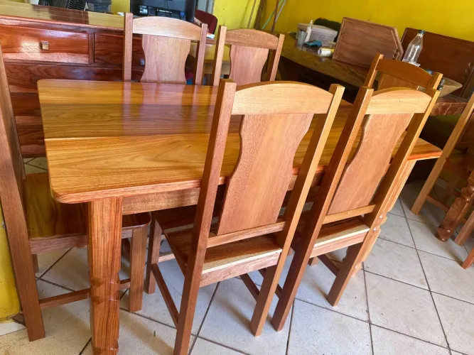 Mesa de Jantar de Madeira Maciça com 6 Cadeiras e pernas torneadas
