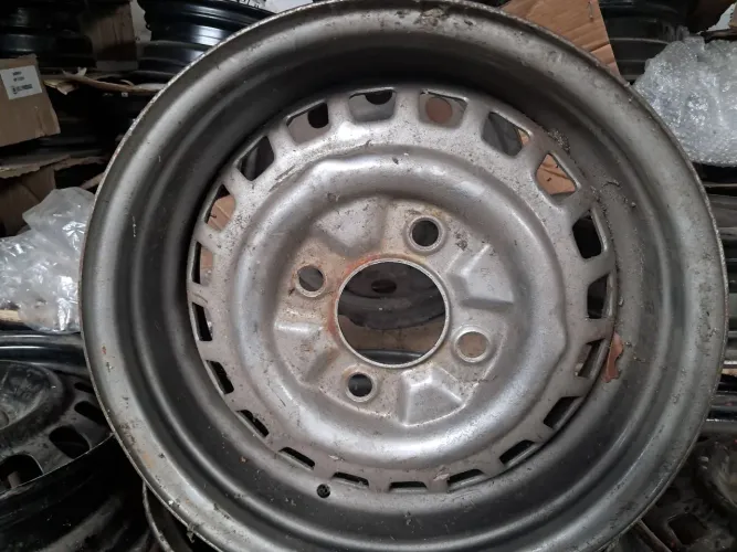 Roda de ferro Prata Volkswagen fusca duas talas 6 e 4.5 4x130 usadas