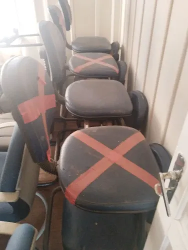 Cadeiras com encosto e assento estofado coluna com 4 cadeiras fixas