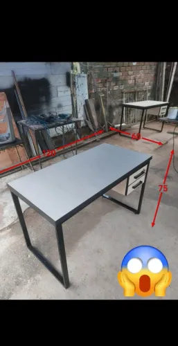 Mesa de Escritório com Design Moderno