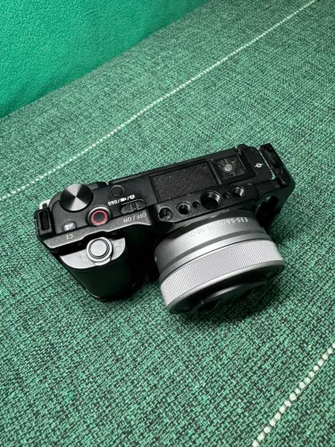 Câmera Sony Zve10 com lente 16-50 (lente versão 2 estabilizada + cage) 