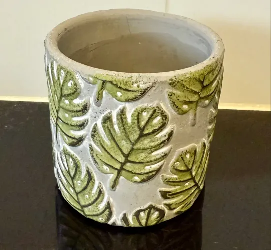 Vaso em cerâmica cinza com folhas verdes em alto relevo 