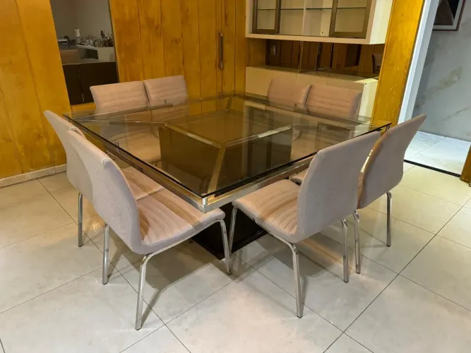Mesa de jantar de vidro sem as cadeiras