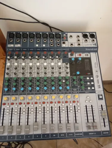 Mesa Soundcraft 12 canais USB