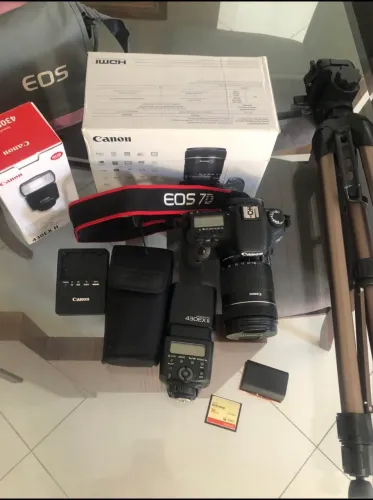 Máquina fotográfica Canon EOS 7D
