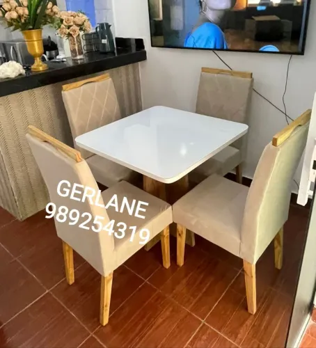Conjunto de Mesa Quadrada com 4 Cadeiras