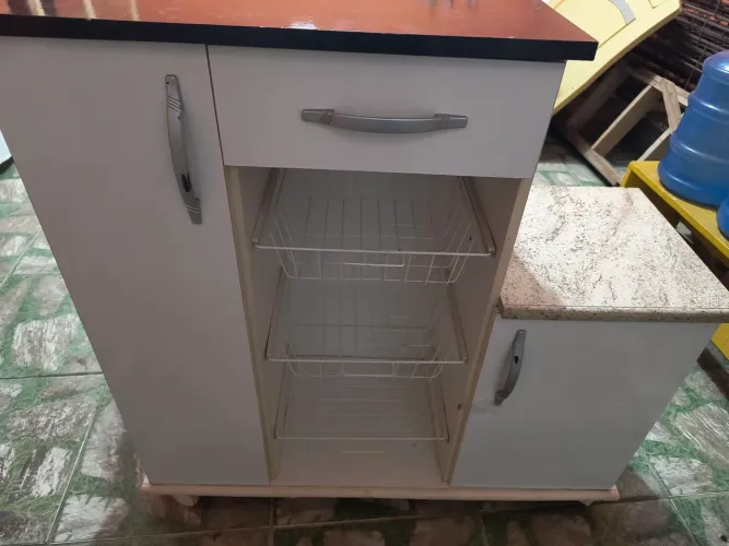 Armário de cozinha com gaveta, 2 portas e cestos para frutas.