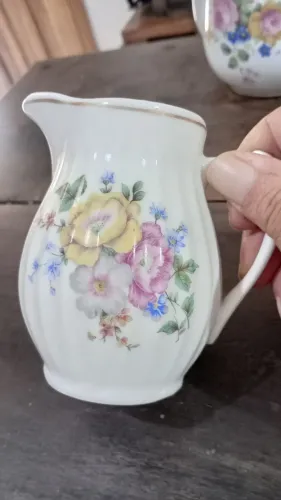 Jarro Decorativo de Porcelana com Flores