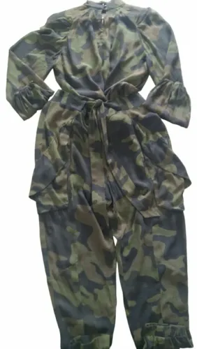 CONJUNTO DE CALÇA E CAMISA, ESTAMPA ANIMAL PRINT/CAMUFLADO, MARCA ANIMALE.