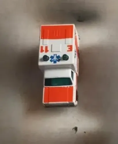 miniatura ambulancia machbox anos 80