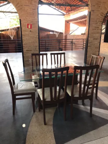Mesa com tampo de vidro e 6 cadeiras