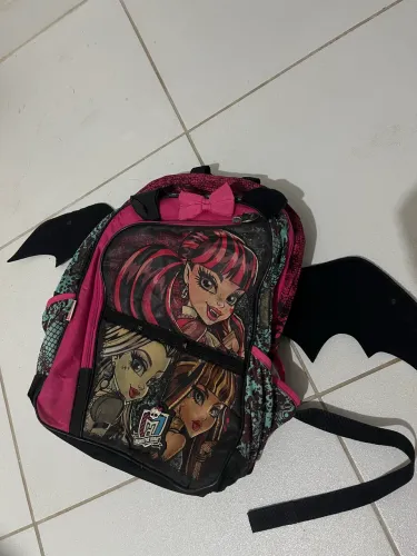 Mochila grande Monster High praticamente nova