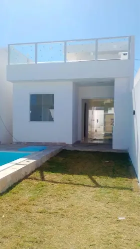 Linda casa com piscina a venda prox ao café das Torres!