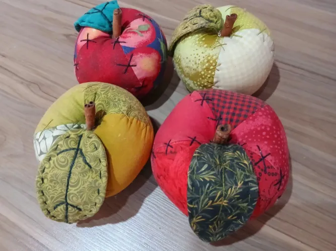 Conjunto Maçãs de tecido decorativas - Kit com 4 peças