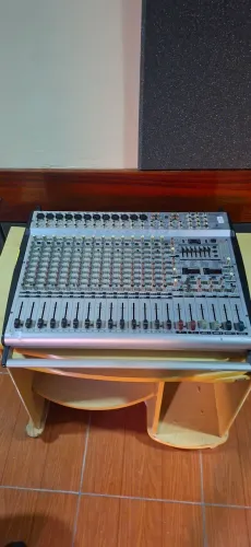 Mesa de Som Amplificada Behringer PMX 5000 (Com Defeito / Para Peças ou Retirada)