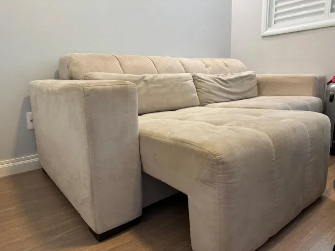 Sofá bege claro 2,1 por 1.6m