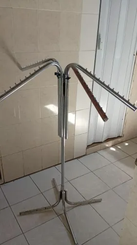 Arara móvel para roupa