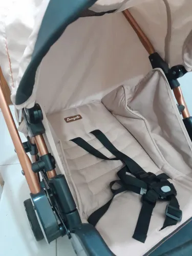 Carrinho de bebê com bebê conforto