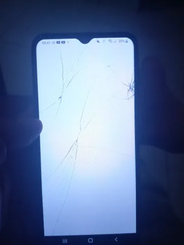 Celular A03 core  pra quebra galho trincado  e botao de power cm um pouco de defeito