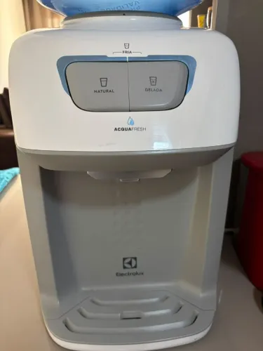 Vendo bebedouro Eletrolux conservado e gelando funcionando perfeitamente.Incluso galão