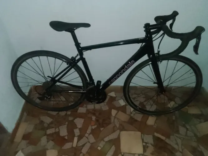 Bicicleta Speed Cannondale optimo 3 grupo Shimano Sora 2x9 quadro alumínio garfo carbono