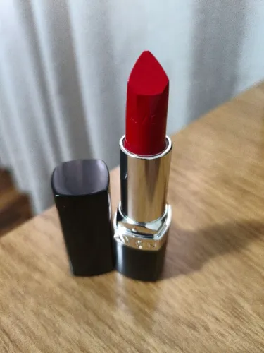 Batom Avon vermelho claro.