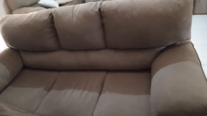 Vendo um sofá bom estado, de 3 lugares R$ 200,