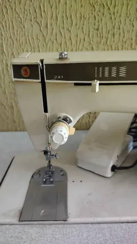 Máquina de Costura Singer 241 com Mesa