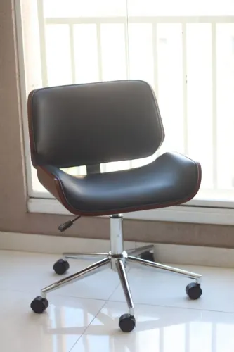 Cadeira de Escritório Design com Base Cromada e Acabamento Amadeirado - Excelente Estado