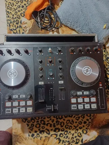 Controladora traktor s2 MK2 com case