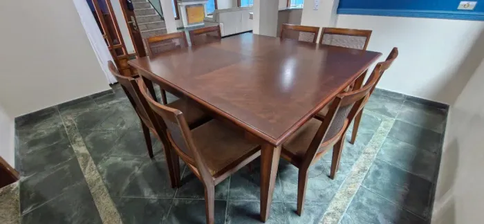 Mesa quadrada para 8 lugares em mogno maciço na cor Tabaco com 8 cadeiras.