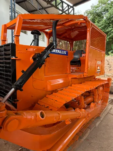 OPORTUNIDADE VERÃO CHEGANDO - TRATOR DE ESTEIRA FIATALLIS FD-9. Pronto para o trabalho