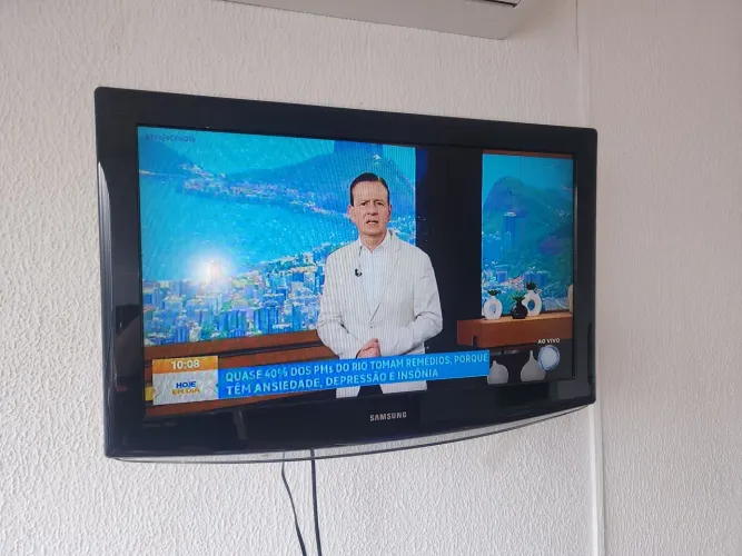 Televisão Samsung 38 polegadas com suporte