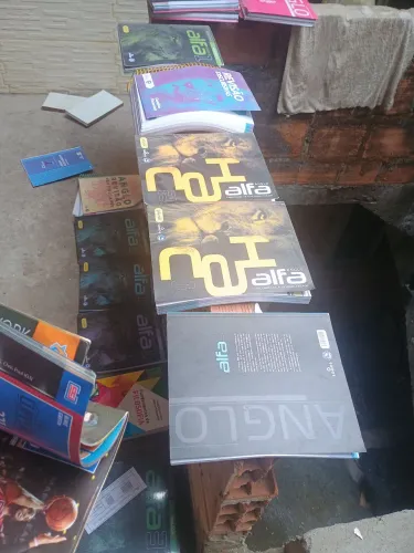 Caderno e livros novos e usados