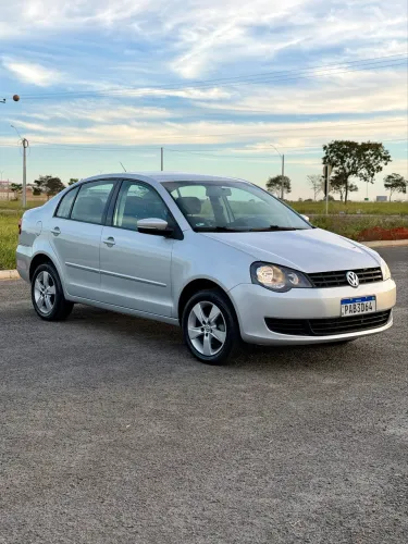 Volkswagen Polo Sedan 1.6 MI Total Flex 8V 4P 2014