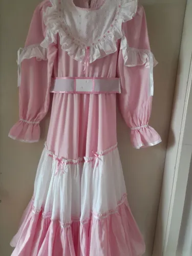 LINDO VESTIDO DE PRENDA.