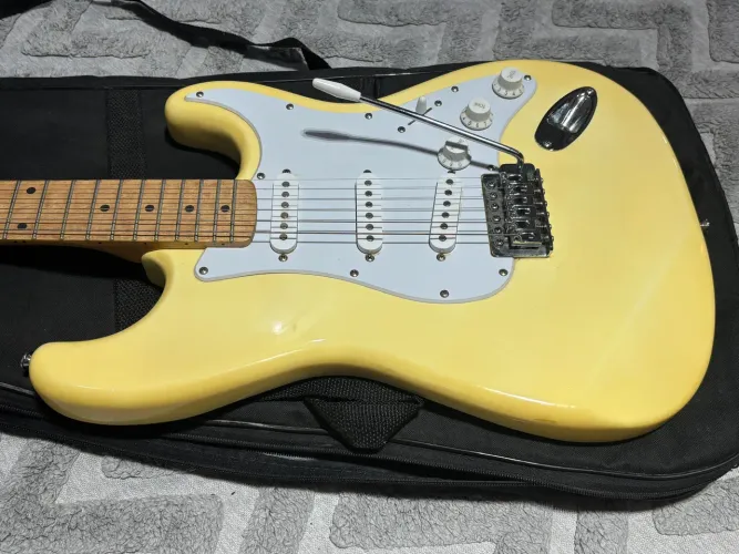 Guitarra Stratocaster Vogga + Amp + Pedaleira