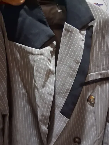 Blazer cinza claro, veste até 1,65 de altura 