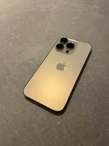 iPhone 14 Pro Gold 256GB (detalhe na tela)