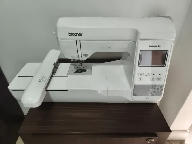 Máquina de bordar Brother PE810L