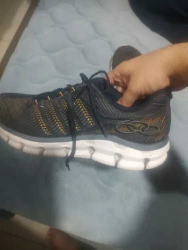 Olympikus Cyber 2, na cor preto/dourado.