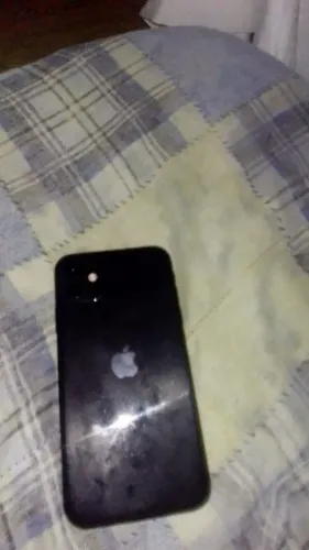 Iphone 11. 76% de bateria